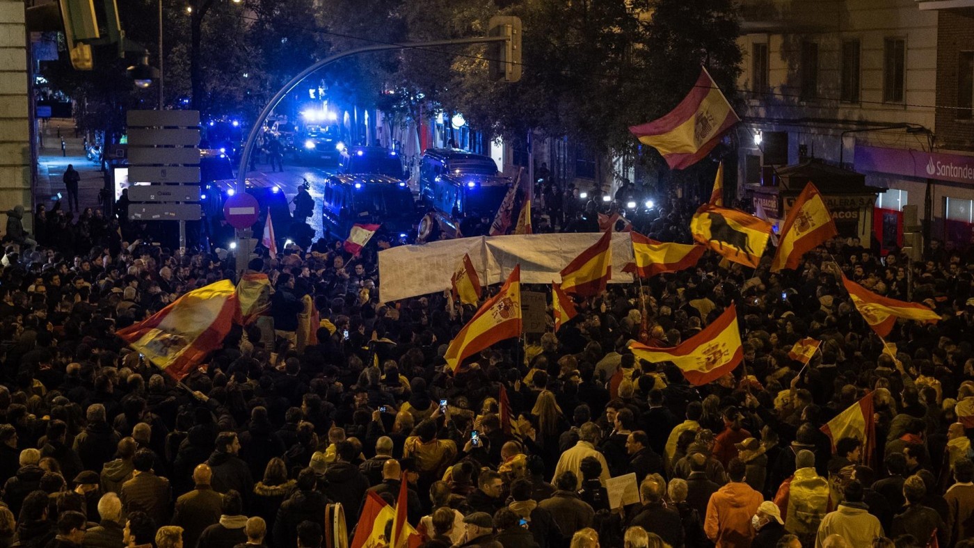 Sexta Noche De Protestas En Ferraz Con Personas En Una Jornada