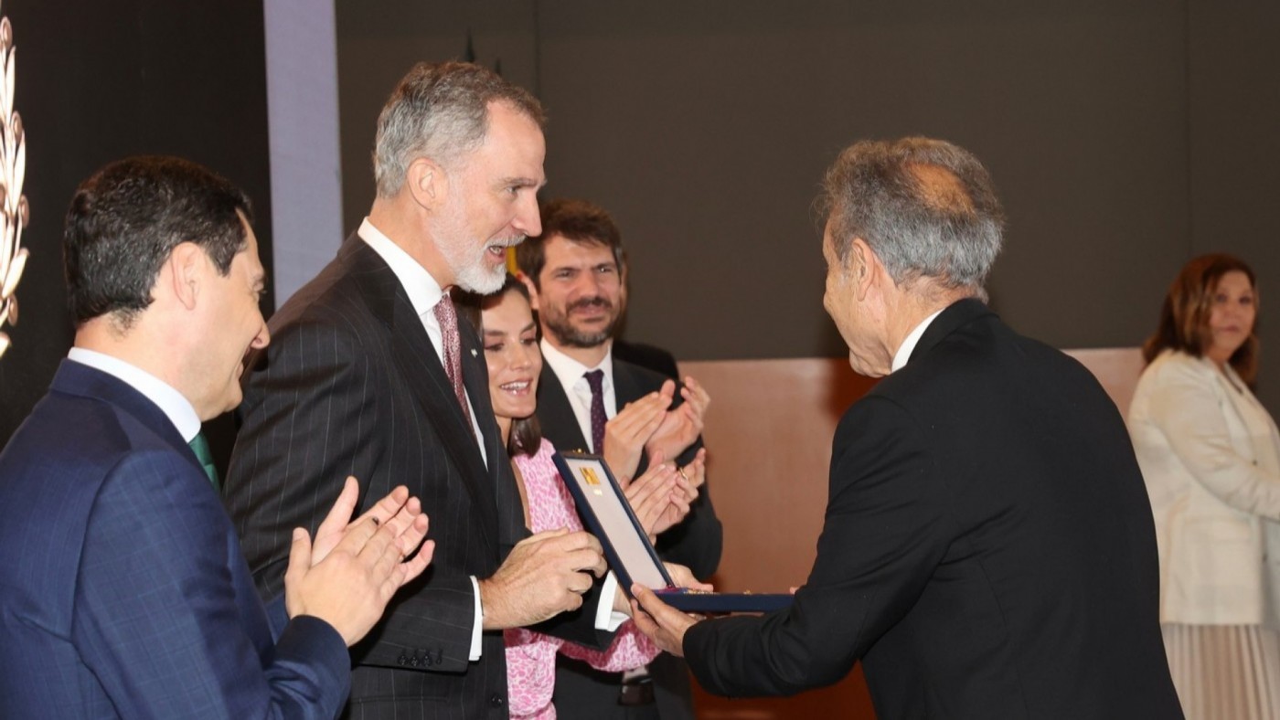 Los Reyes entregan a Pedro Cano la Medalla de Oro al Mérito en las