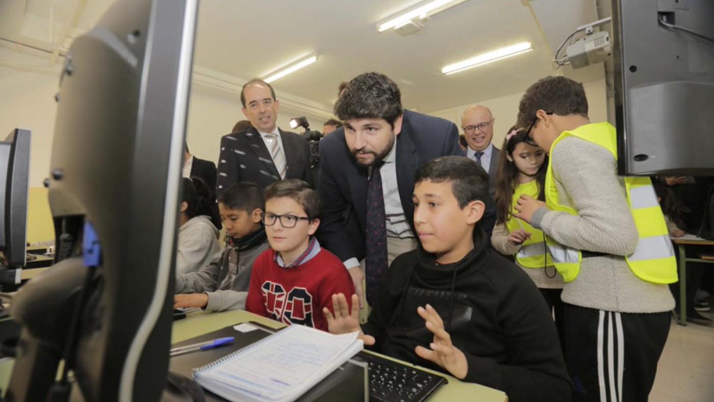 López Miras ha presentado el proyecto "Escuelas Conectadas" en un colegio de Lobosillo