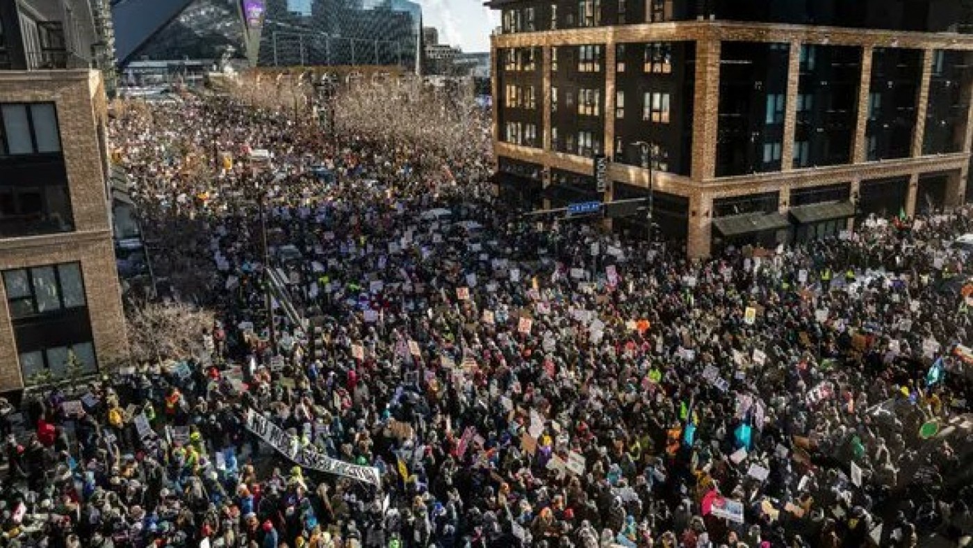 Nuevo crimen de las patrullas contra migrantes de Trump en Minneapolis 