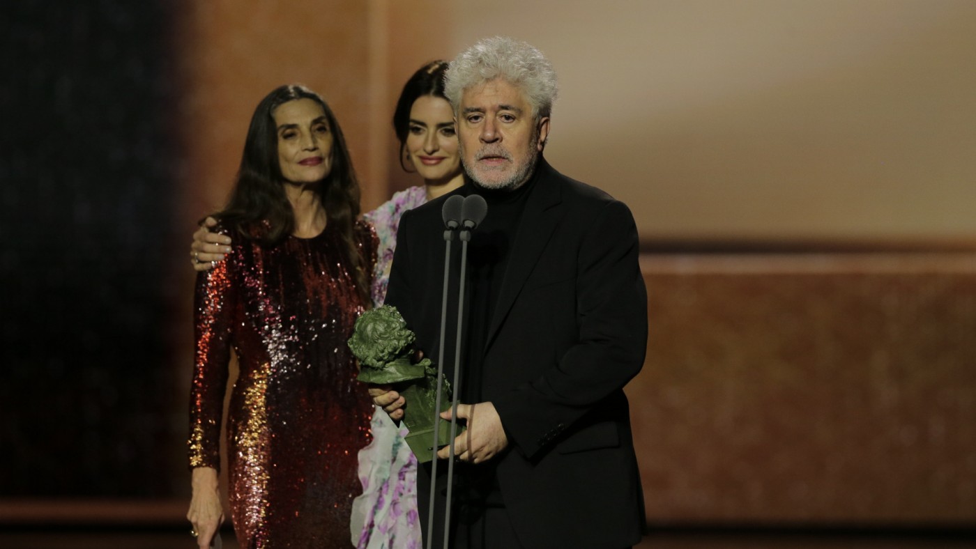 Pedro Almodóvar recoge el premio a mejor director