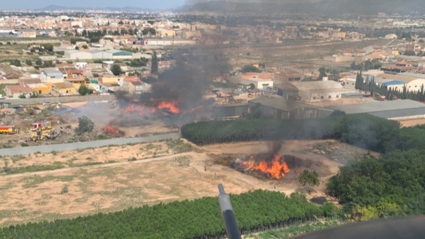 Controlado el incendio en una fábrica de tableros de aglomerado de Alcantarilla