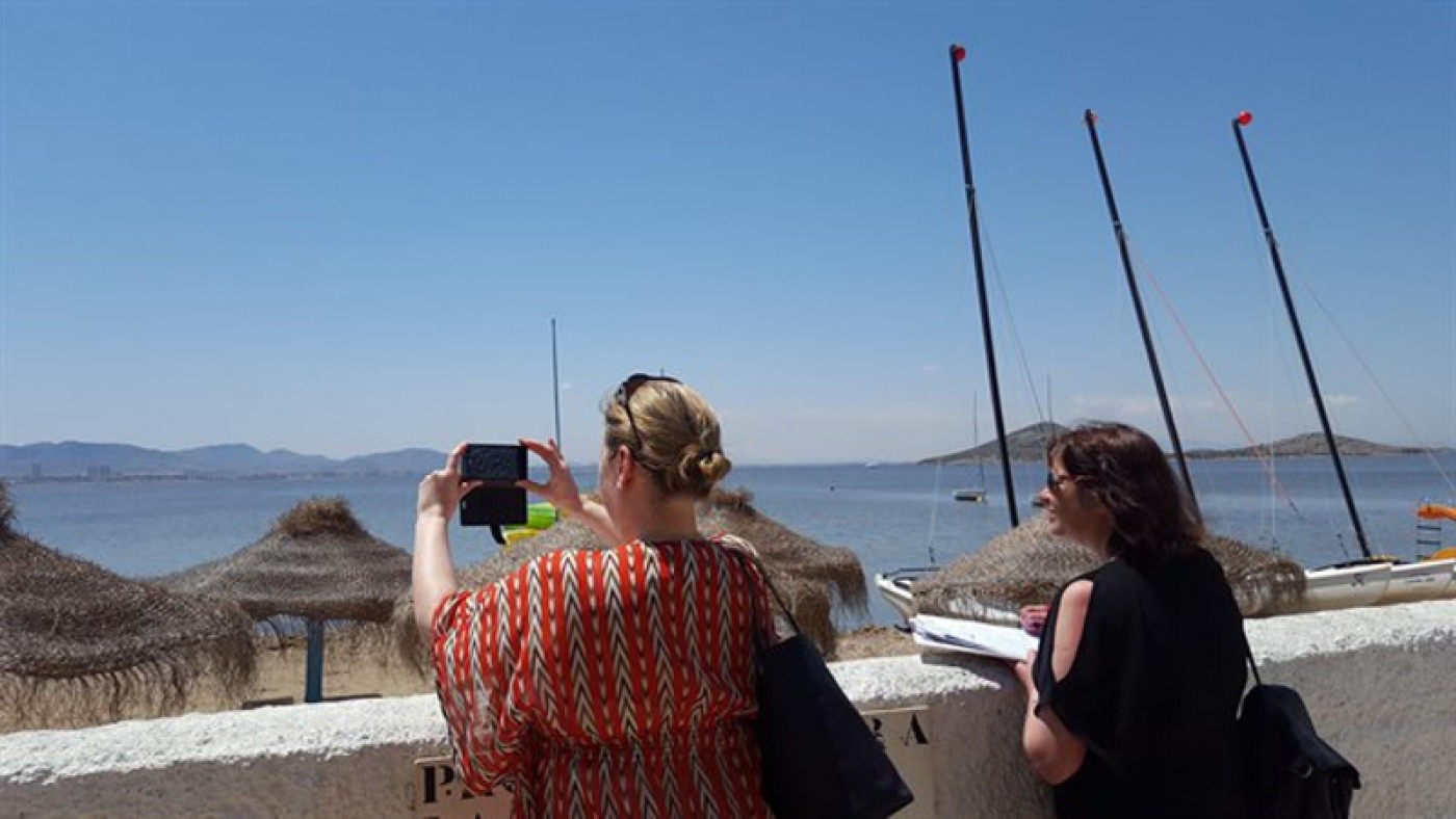 Turistas frente a las playas de Murcia. CARM.