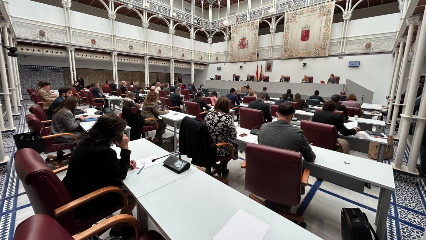 La Asamblea Regional vuelve a quedarse sin actividad por el viaje de diputados del PP a Fruit Logistica