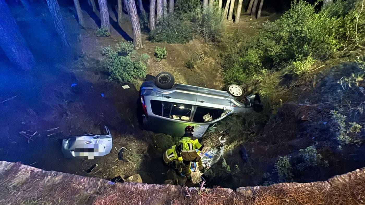 Caen en un coche desde cinco metros de altura y acaban en el Rafael Méndez