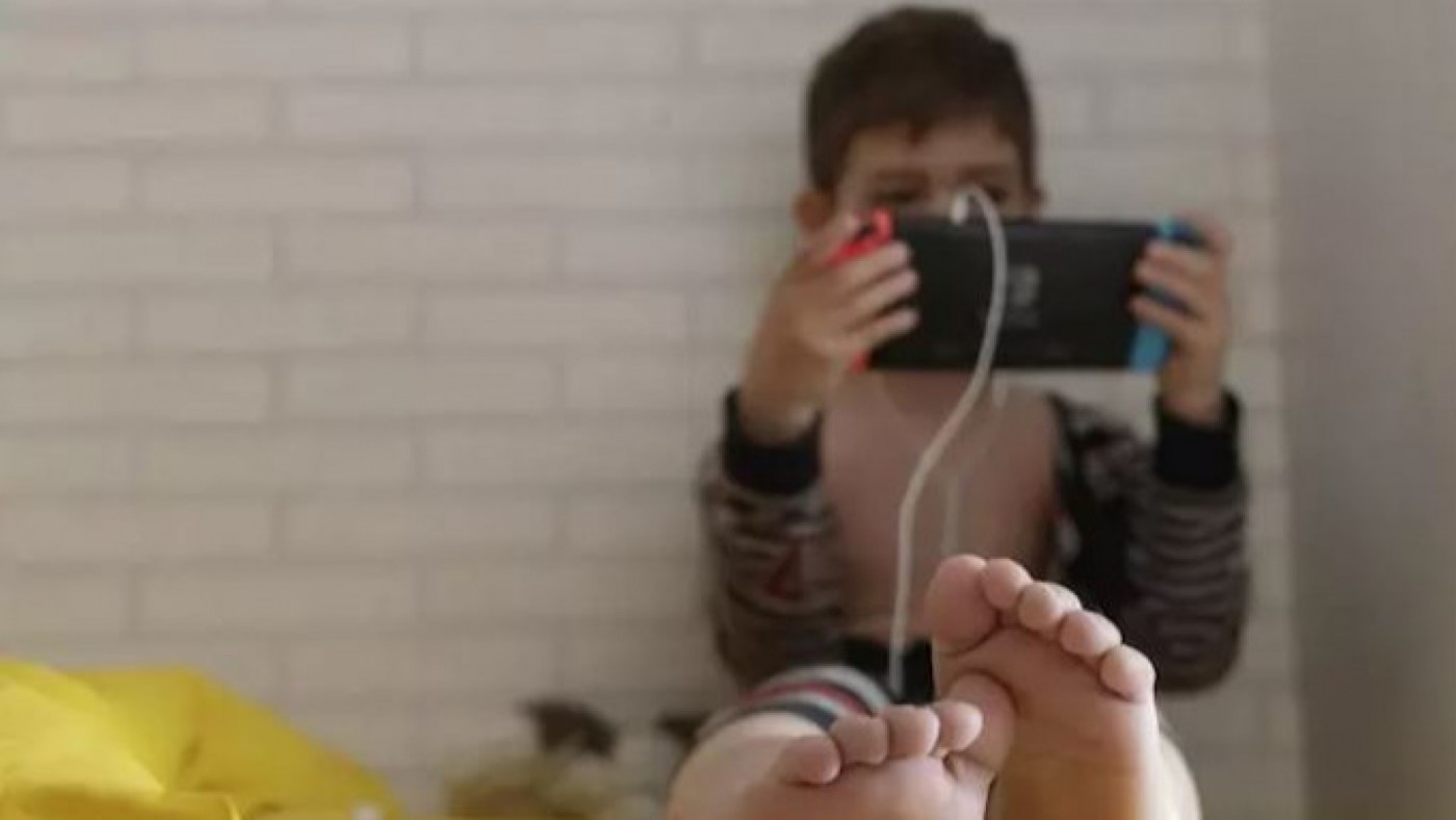 Un niño jugando con su videoconsola. EP