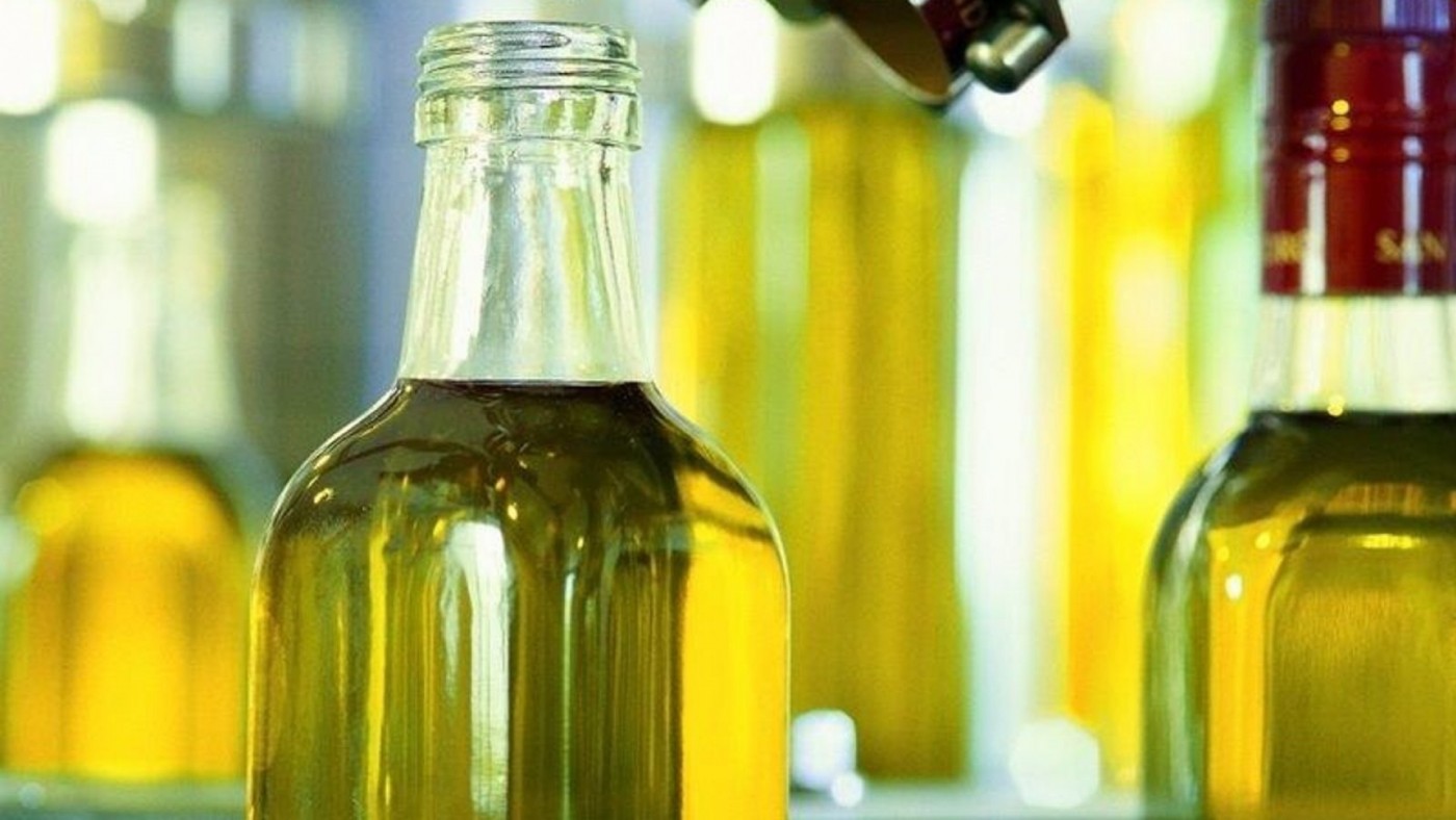 Facua denuncia a 8 supermercados por un posible pacto de precios en el aceite de oliva