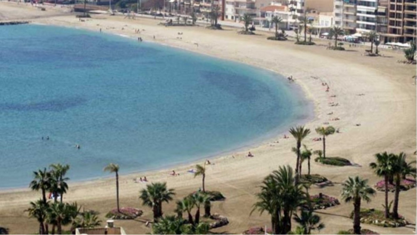 Puente de terrazas llenas en el litoral de la Región de Murcia