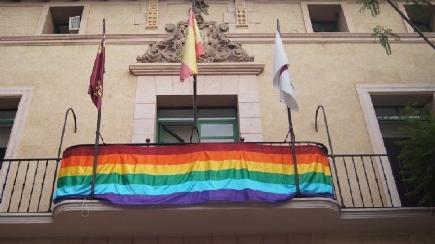 El Ayuntamiento de Totana suprime el izado de la bandera arcoíris tras su pacto presupuestario con VOX