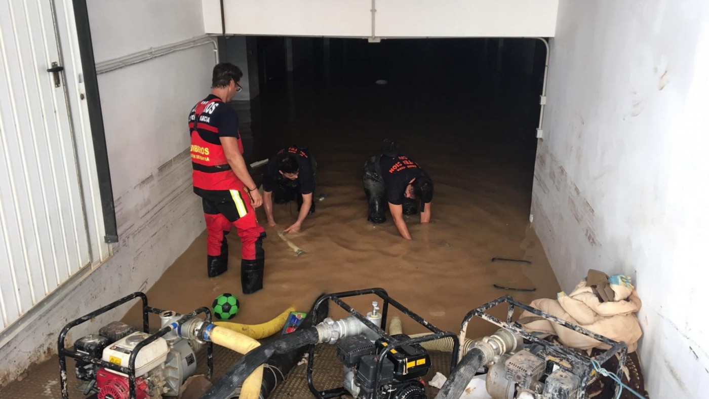 Tareas de achique de agua en Los Alcázares