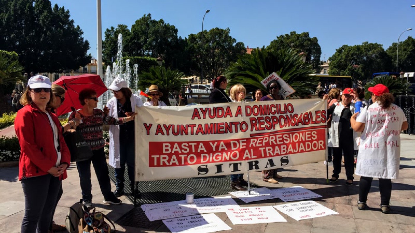 Las trabajadoras de Ayuda a Domicilio a las puertas del ayuntamiento de Murcia