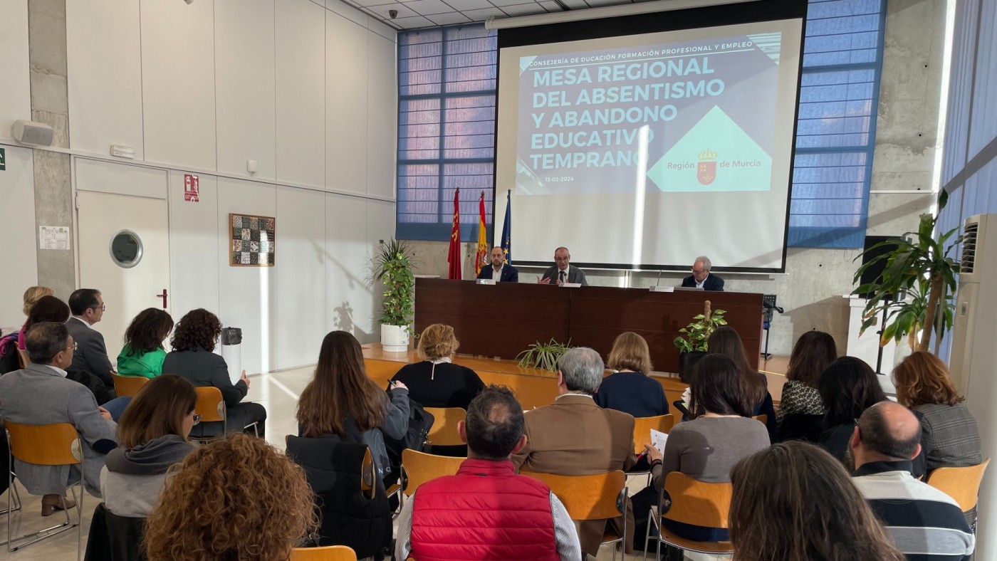 Educación y comunidad educativa abordan el Plan contra el abandono educativo temprano