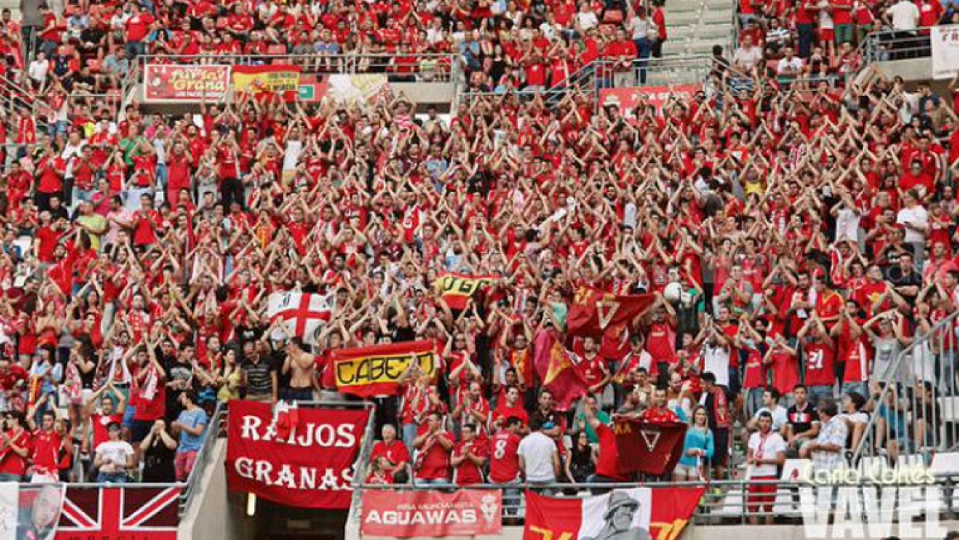 Aficionados del Real Murcia en un partido anterior