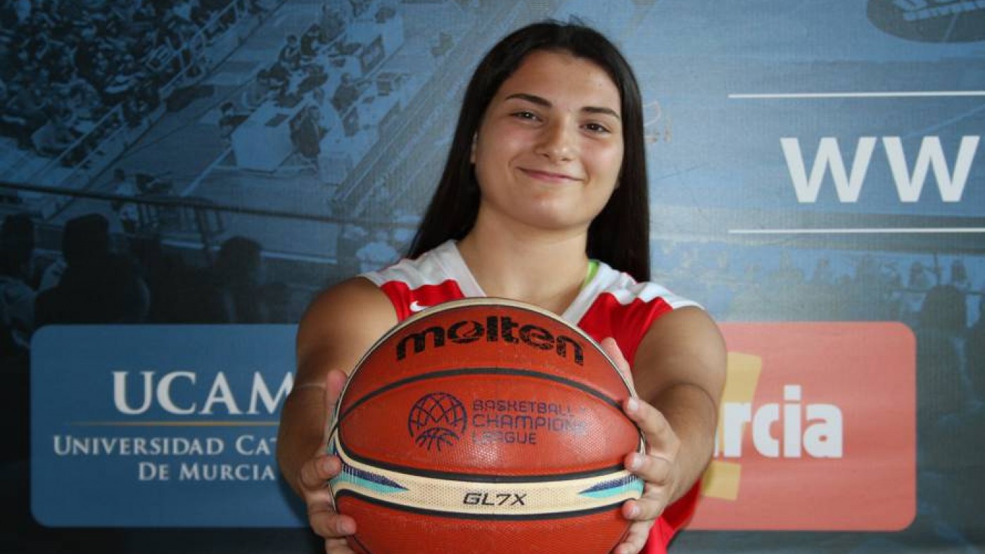 Alejandra Sánchez con el UCAM Murcia CB