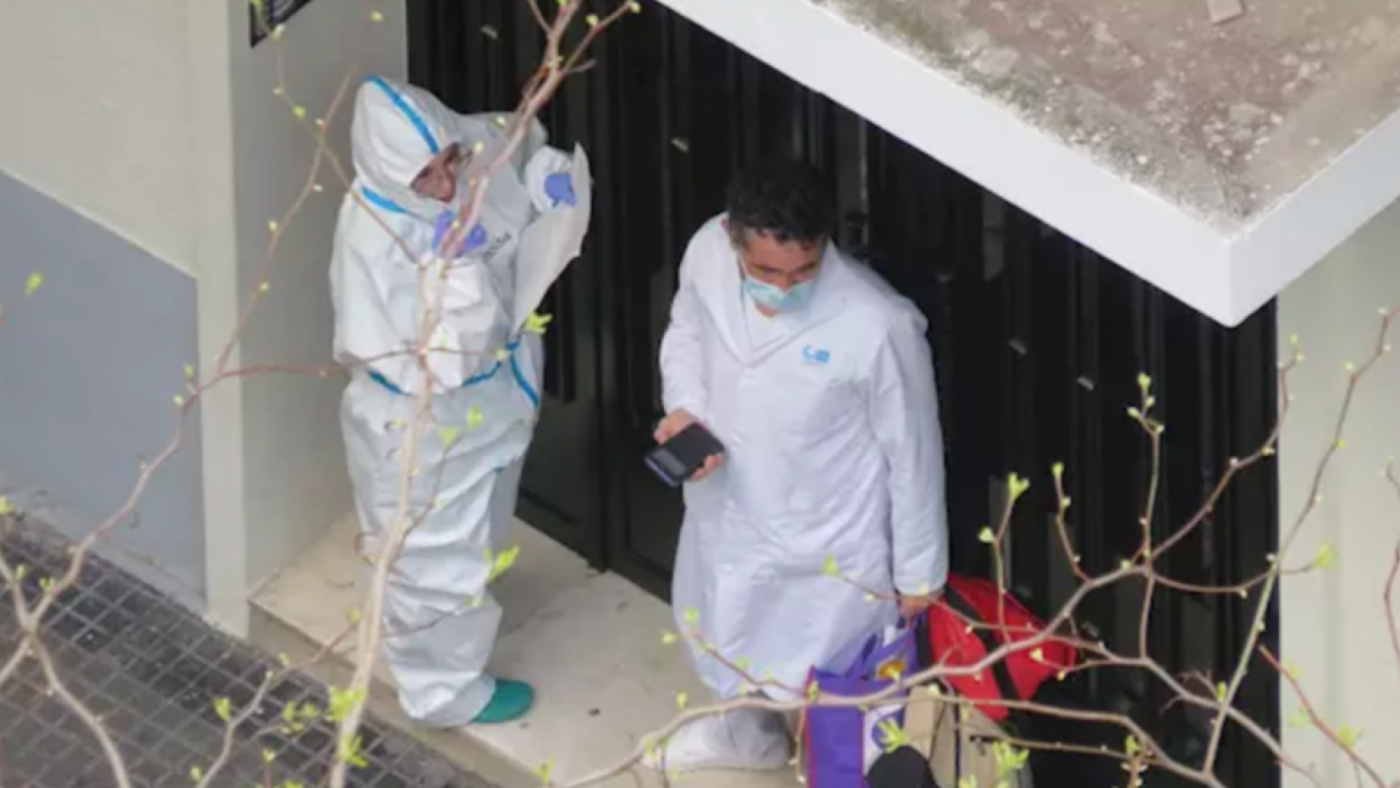 Sanitarios visitan a un enfermo en su domicilio