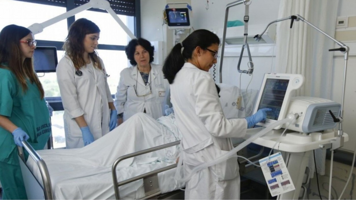 La Comunidad contratará a 6.000 profesionales sanitarios para cubrir el verano y reforzar la atención en zonas turísticas