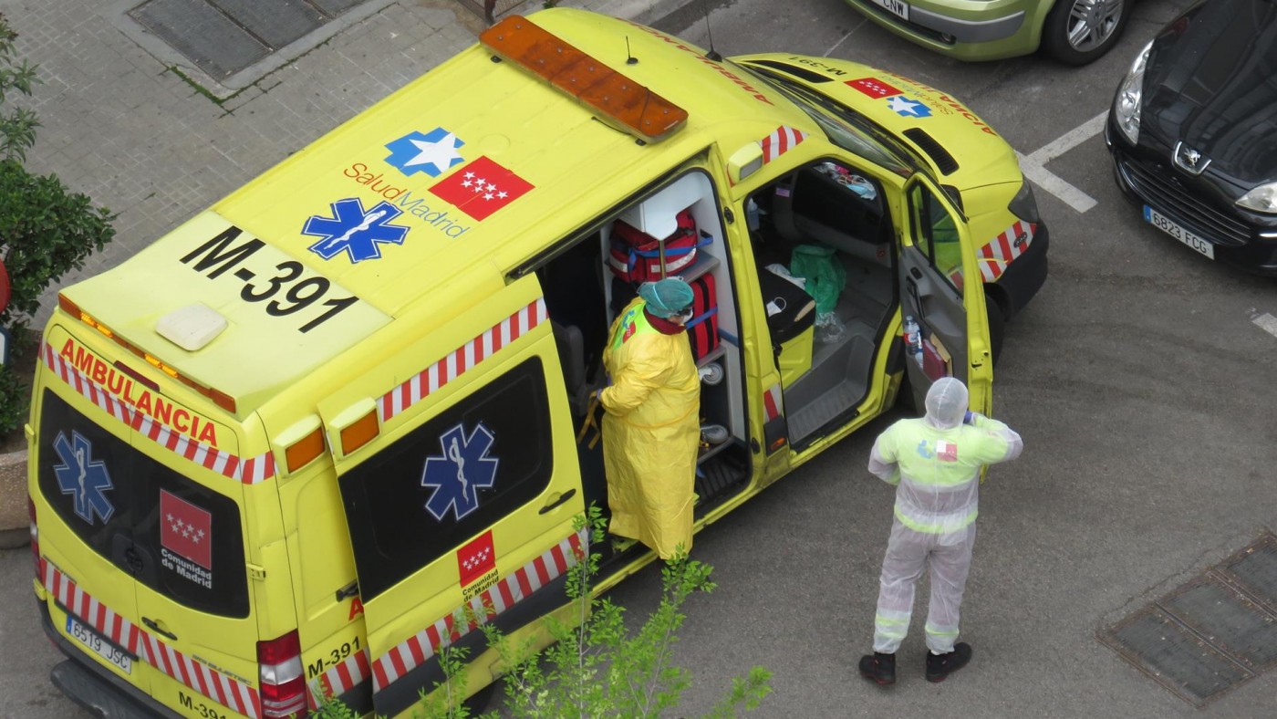 Médicos en una ambulancia