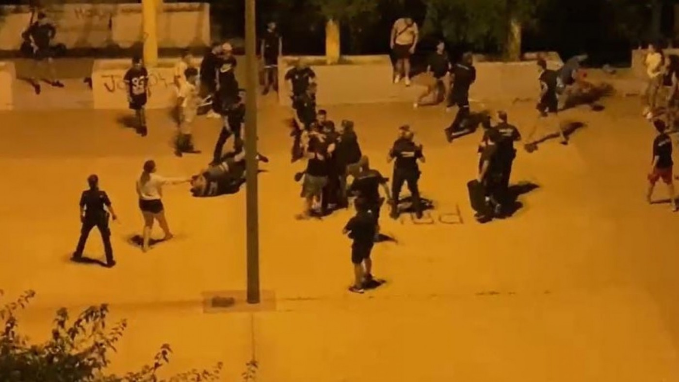 VIDEO | Varios policías heridos, tres detenidos y siete contenedores quemados en Cartagena durante la madrugada