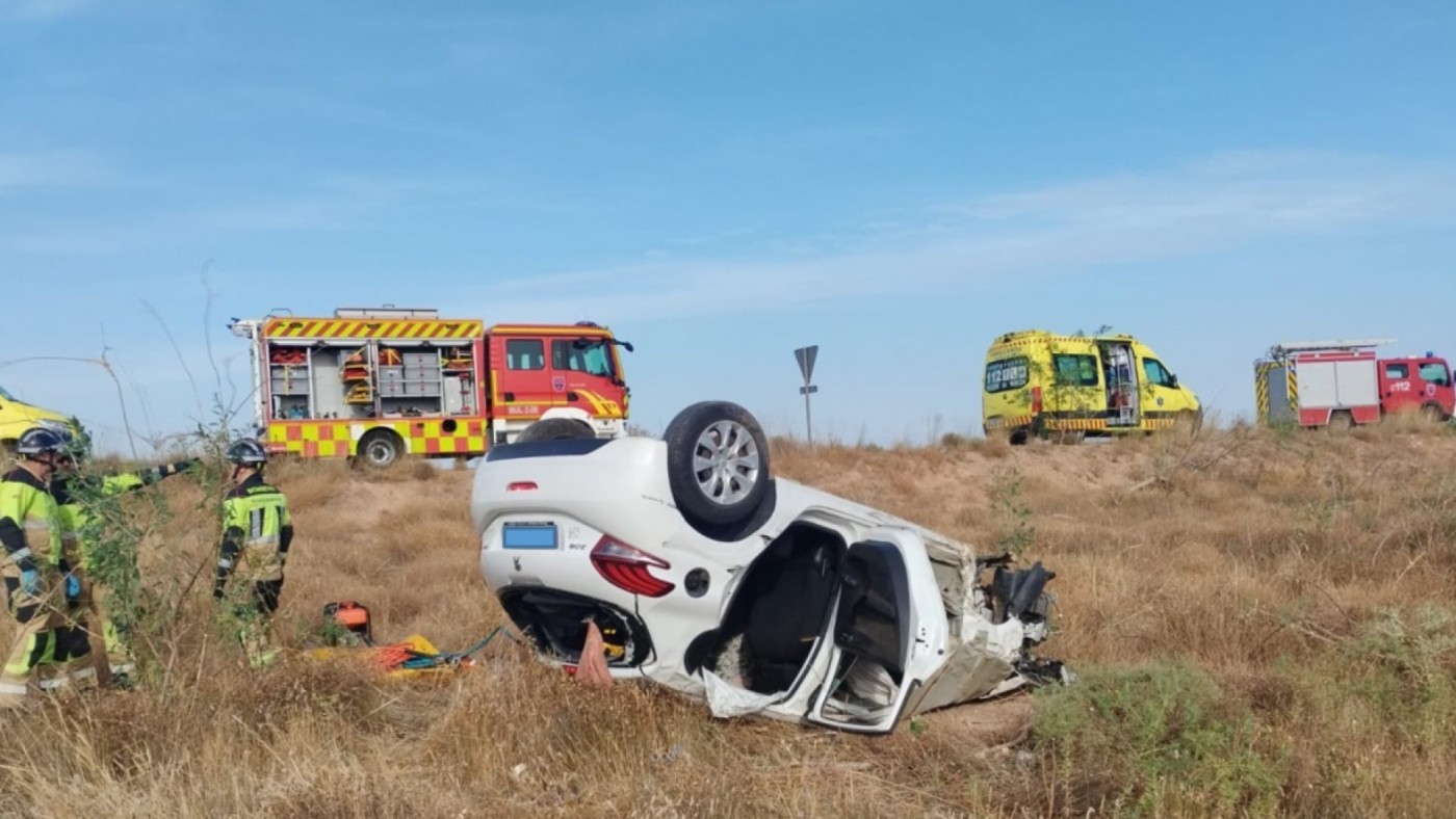 Dos muertos y una herida grave tras volcar un vehículo en Fuente Álamo