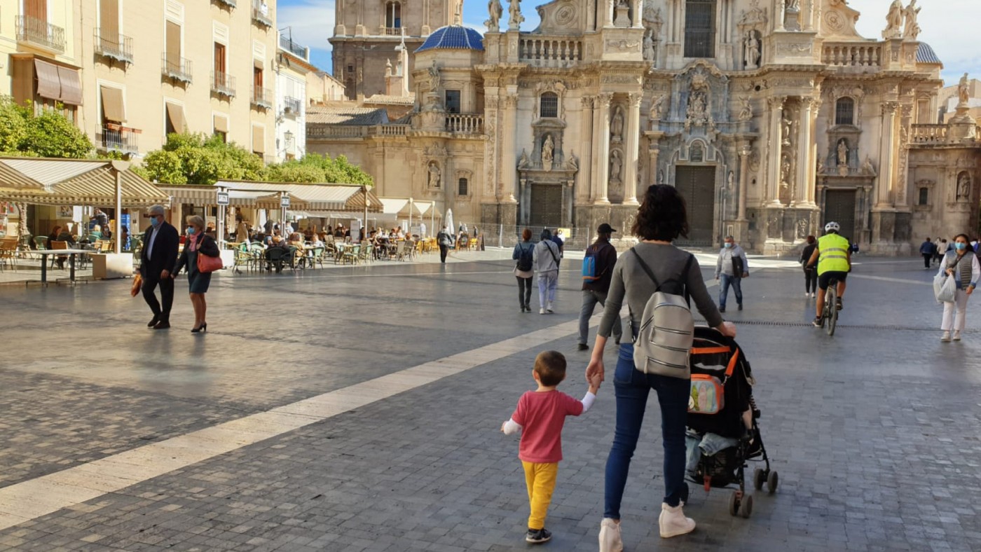 43 locales del entorno de la catedral tendrán que redistribuir sus terrazas tras el acuerdo aprobado por el Ayuntamiento de Murcia
