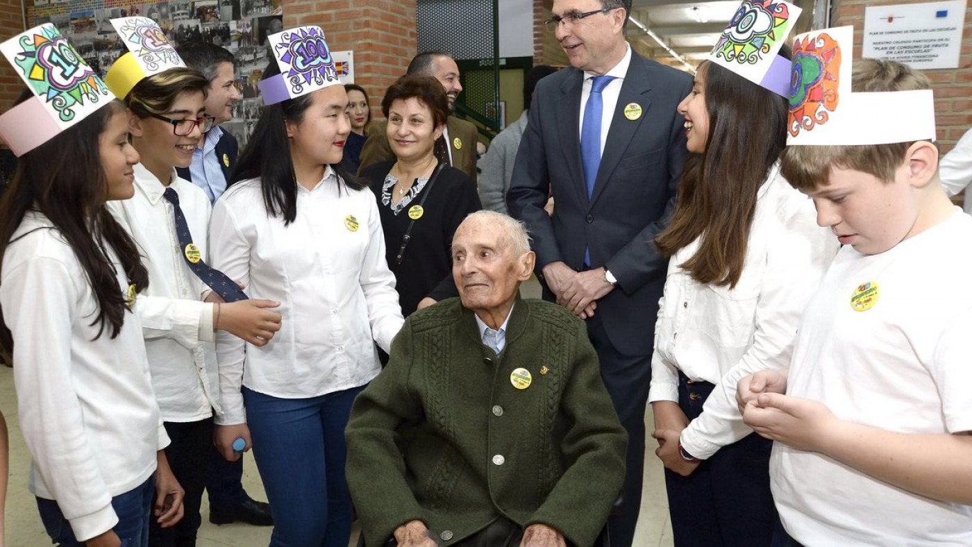 José Castaño acompañado por los alumnos y el alcalde de Murcia