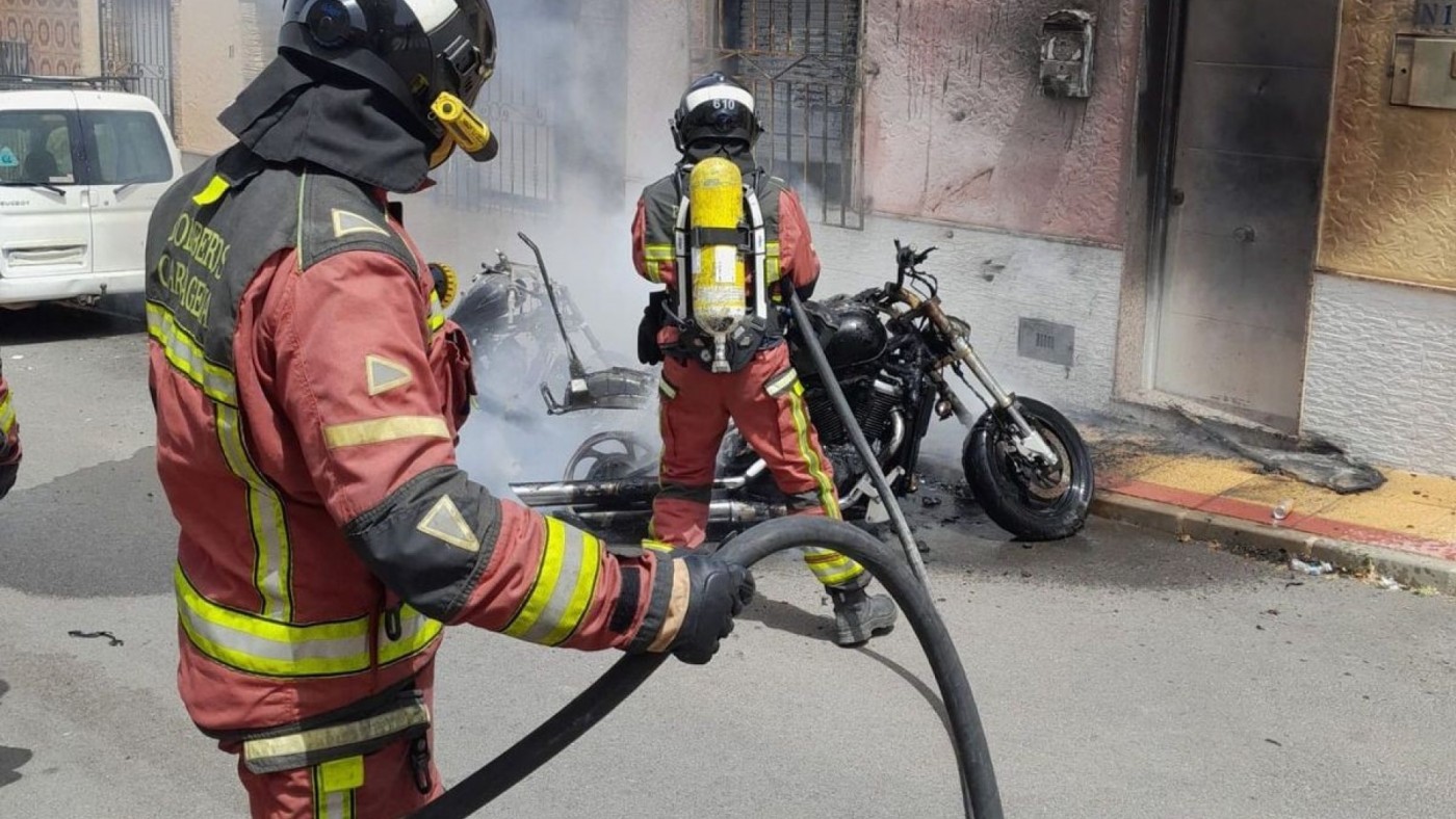 Investigan el incendio de tres motos de gran cilindrada en el barrio de San José Obrero de Cartagena