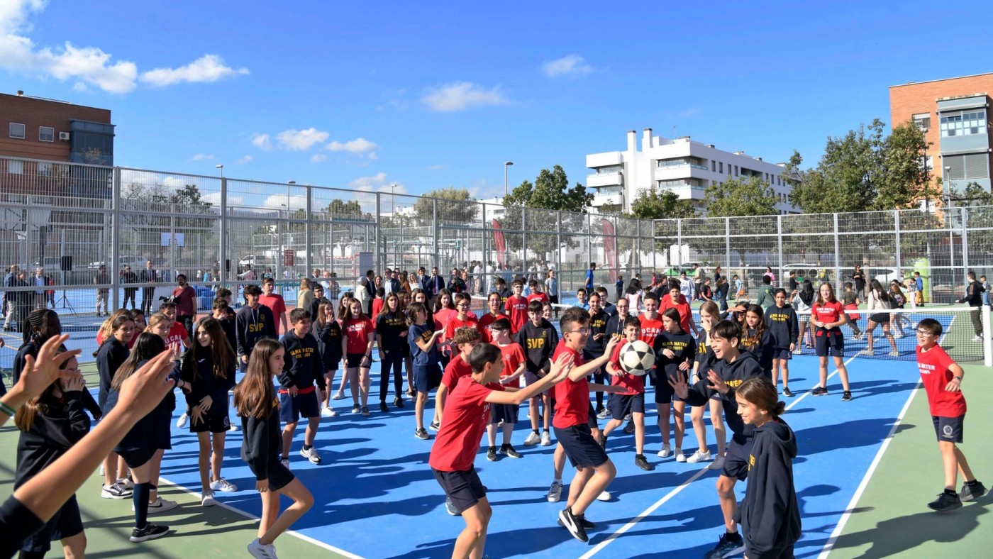 Las nuevas pistas deportivas de El Palmar, inauguradas por 300 estudiantes