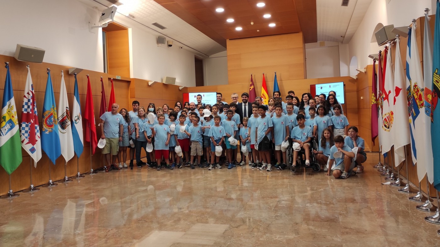 López Miras recibe a los niños que participan en las XXXIII Jornadas de formación en hemofilia