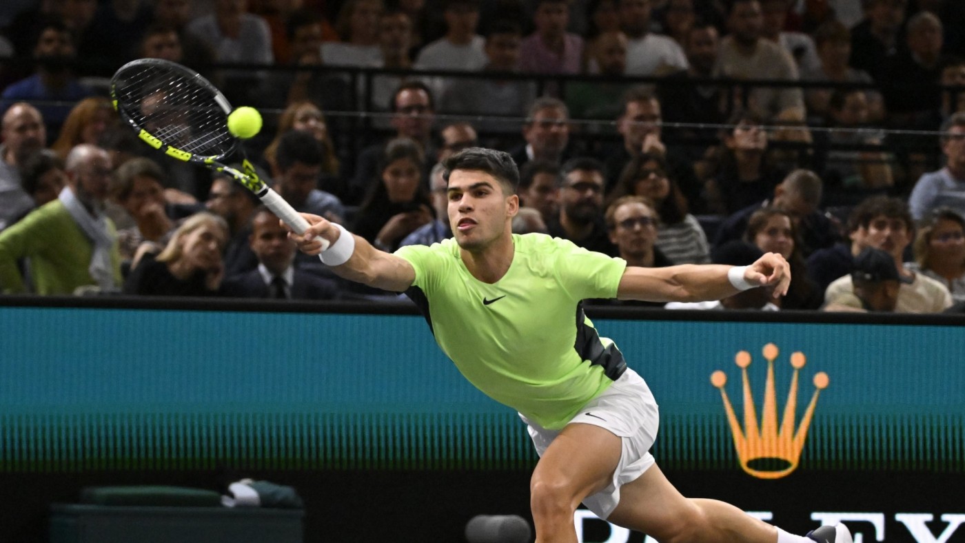Carlos Alcaraz da un paso en falso y queda eliminado de París-Bercy en su debut
