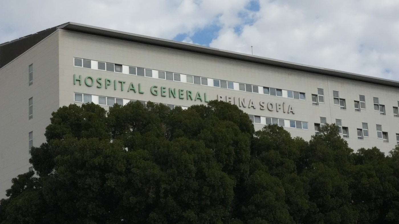 Los médicos paran de hacer horas extras y de operar en la concertada