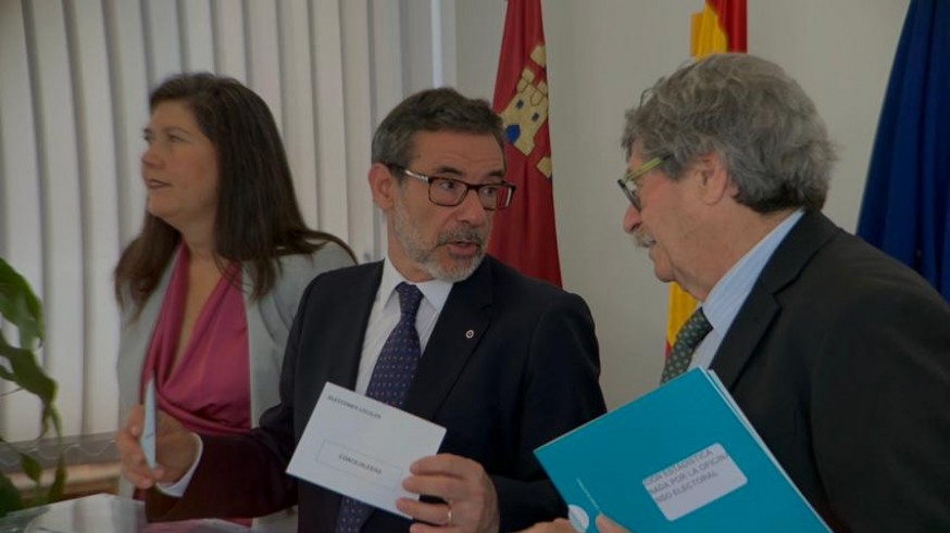 El delegado del Gobierno, Francisco Jiménez (en el centro) con la vicesecretaria general de la Delegación y el representante del INE. Foto ASR 