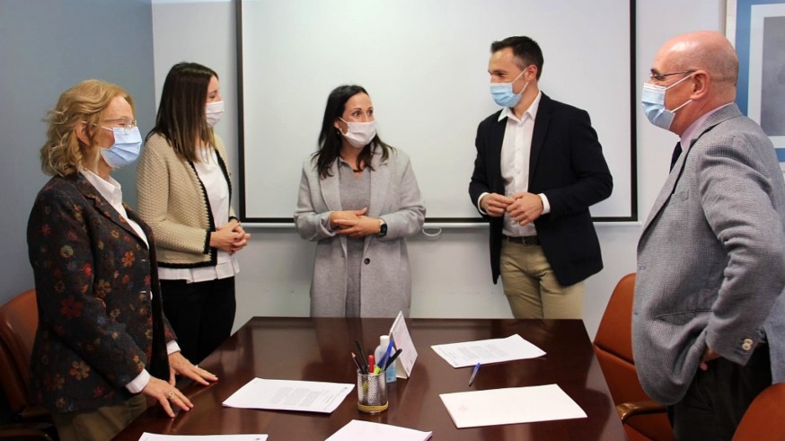 Adela Palao, Mari Carmen Rodríguez, la alcaldesa Remedios Lajara, el concejal Pedro Romero y Francisco Soriano en la firma del convenio