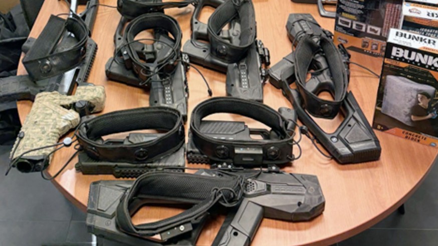 Detenido en Lorca por sustraer una quincena de pistolas táser en un centro comercial