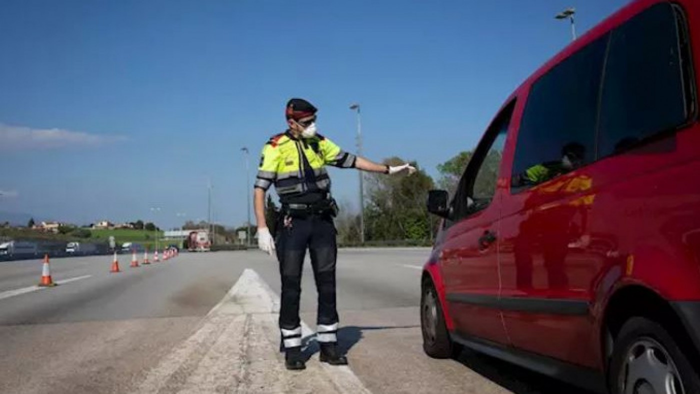 Un agente de los Mossos protegido con una mascarilla en un control. EUROPA PRESS