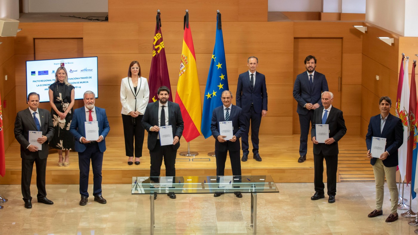 Firma del pacto en el Palacio de San Esteban, sede del Gobierno autonómico