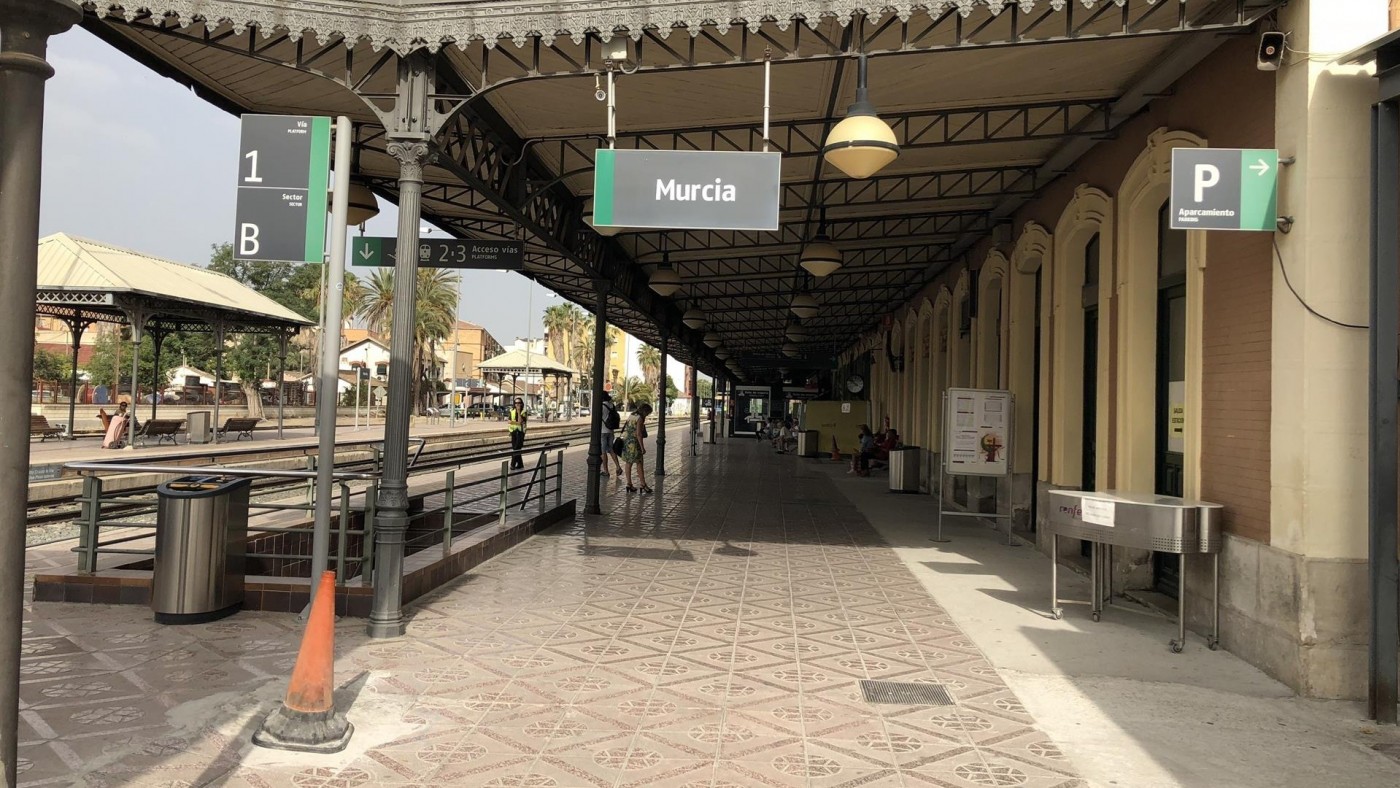 Renfe duplica las plazas de 13 trenes de Cercanías entre Alicante y Murcia por el Bando de la Huerta