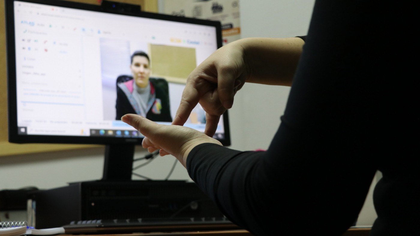 Las jóvenes sordas sufren más violencia a través de las redes sociales 