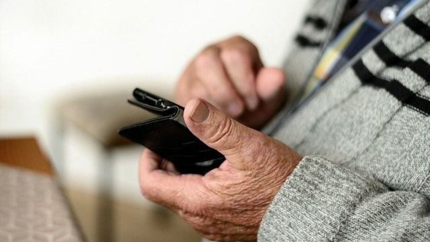 Videollamadas y cursos a domicilio a mayores para solicitar una cita médica con el móvil 
