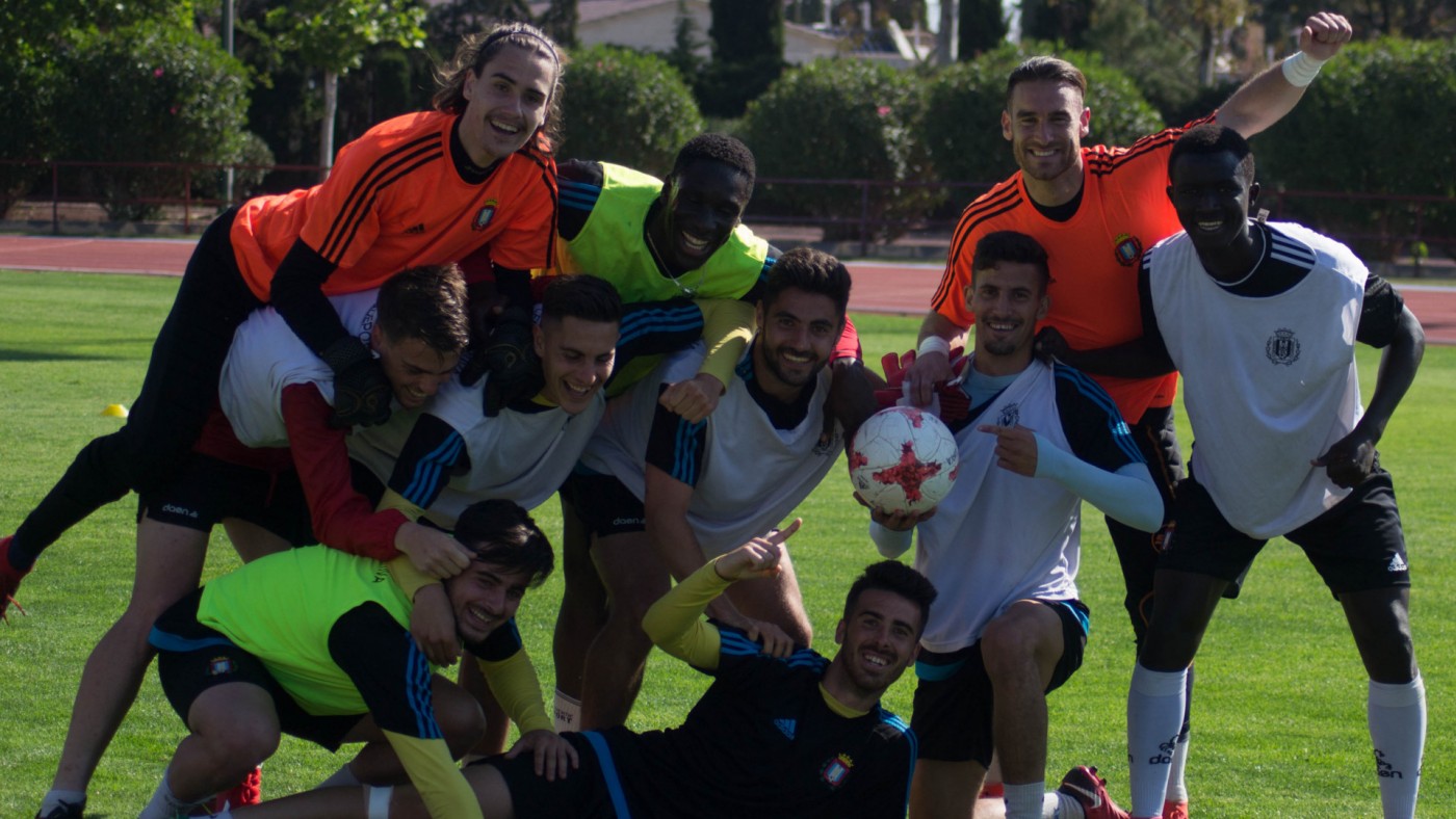 Alberto Hortal, arriba a la derecha, con sus compañeros en un entrenamiento. Foto: Lorca Deportiva