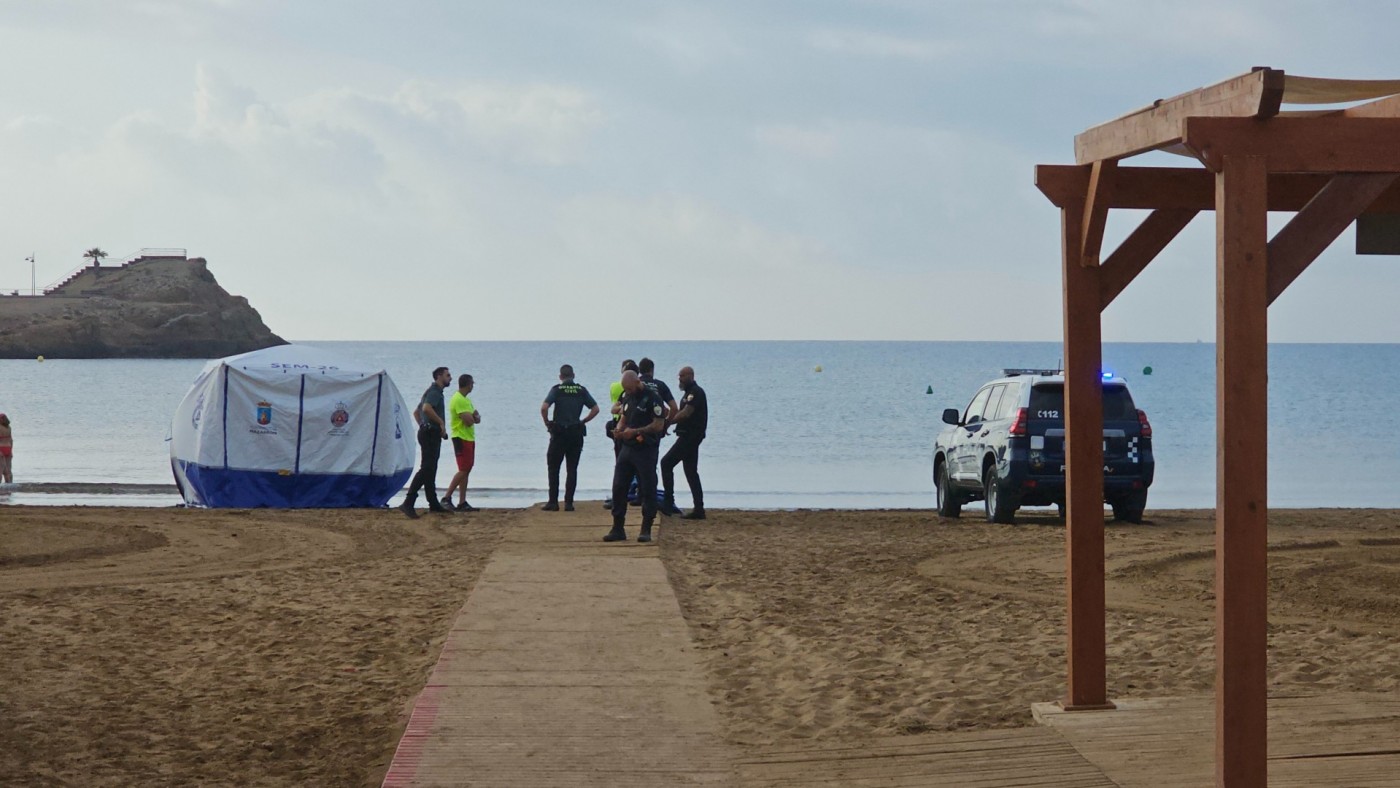 Fallece una mujer rescatada en parada cardiorrespiratoria en una playa de Mazarrón