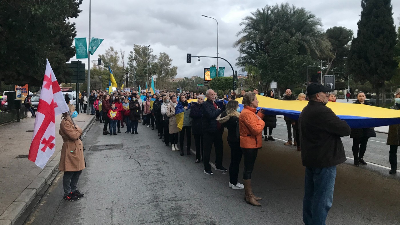 Georgianos se unen a la sexta marcha de ucranianos por el centro de Murcia