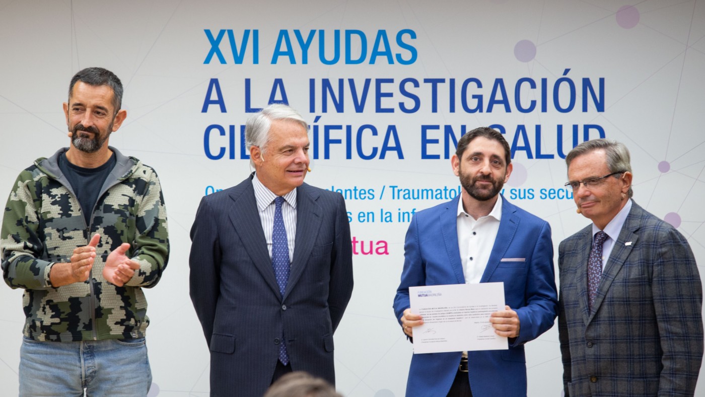 Alberto Baroja recibiendo la dotación económica en Madrid