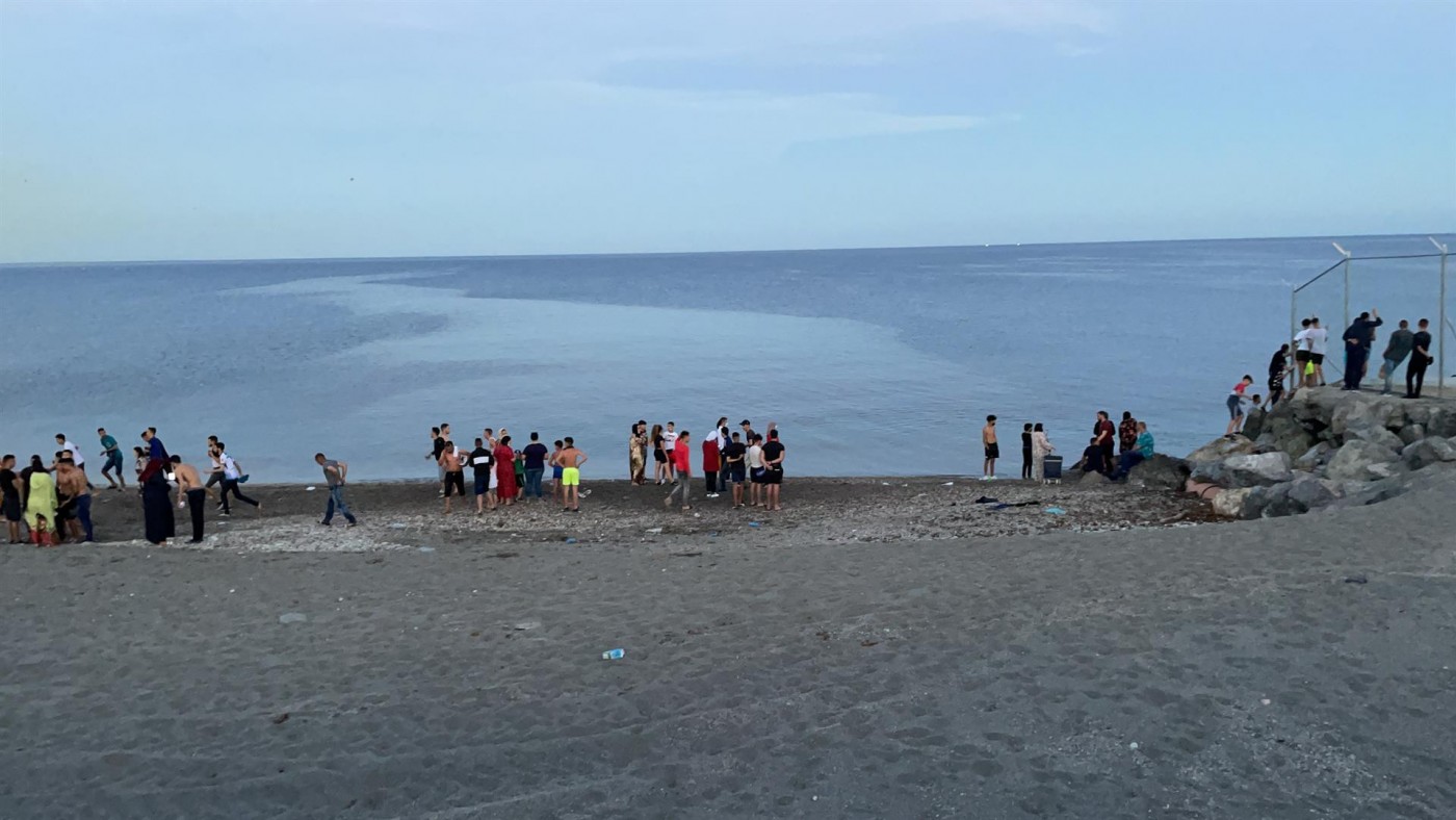 Inmigrantes en la playa del Tarajal.