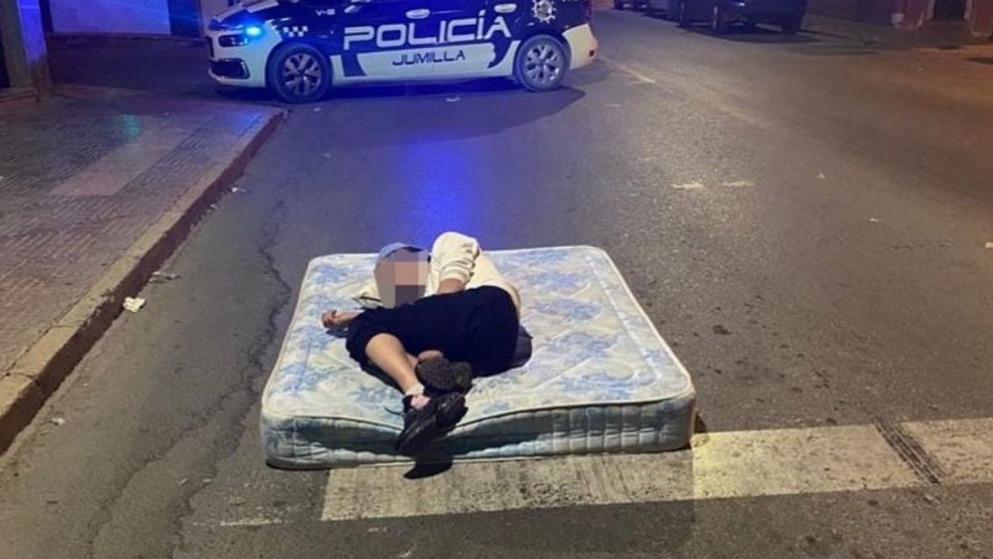 Alertan de la presencia de un hombre durmiendo sobre un colchón en plena calle en Jumilla