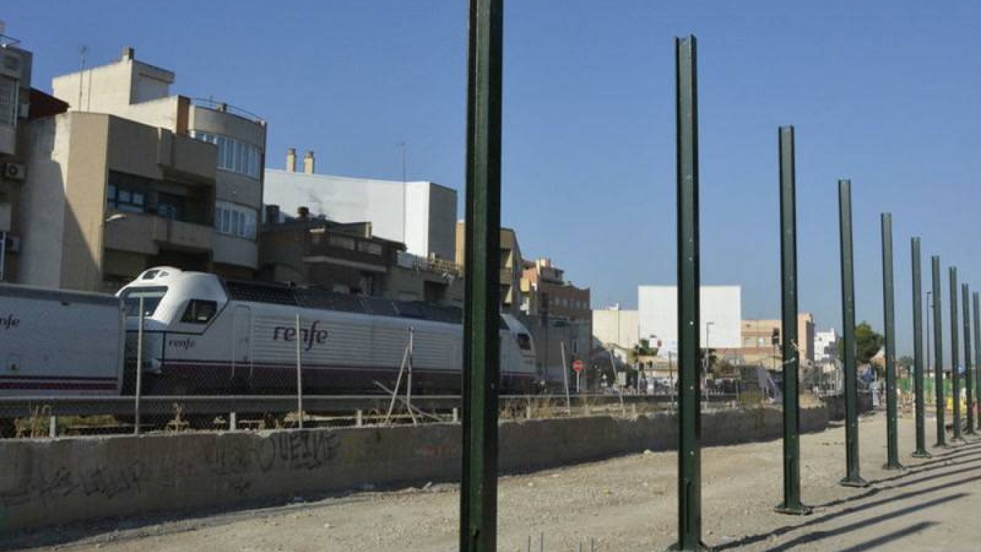 Pantallas de metacrilato frente a viviendas en Murcia por la llegada del AVE