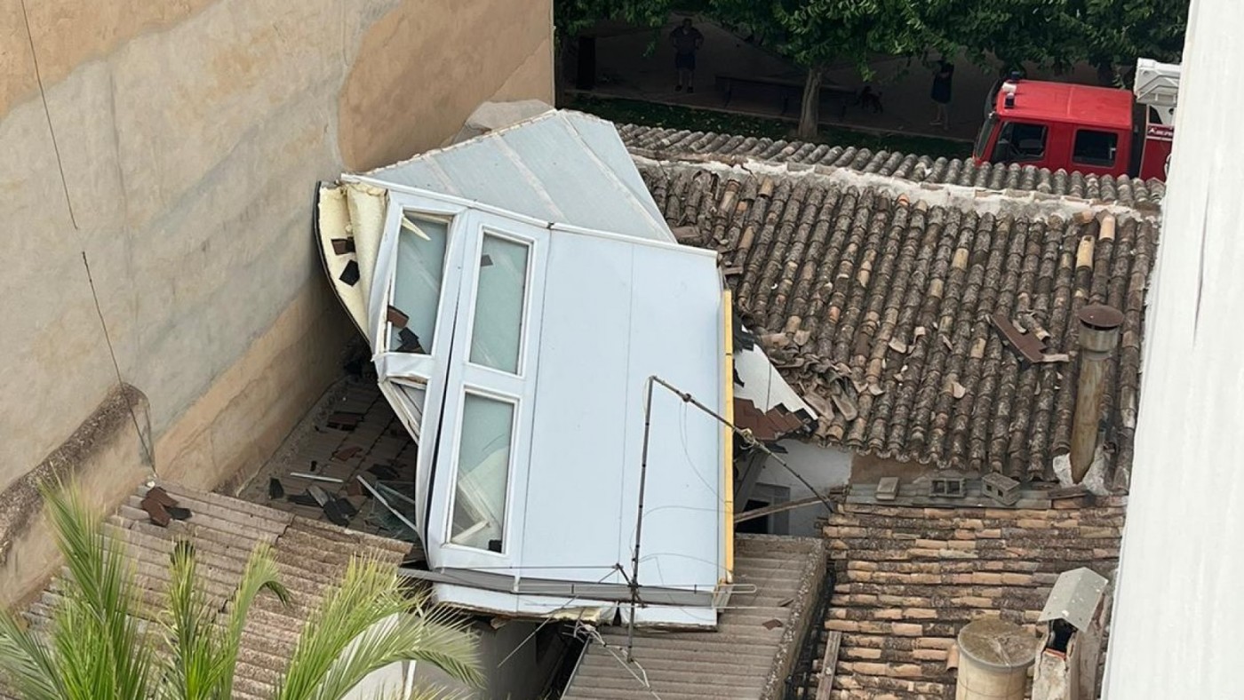 Desalojan una vivienda en Yecla tras caerle una estructura metálica durante el reventón cálido