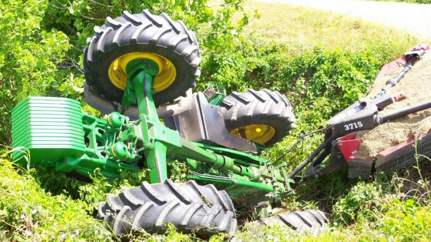 Fallece un hombre en accidente laboral al volcar su tractor en Abarán
