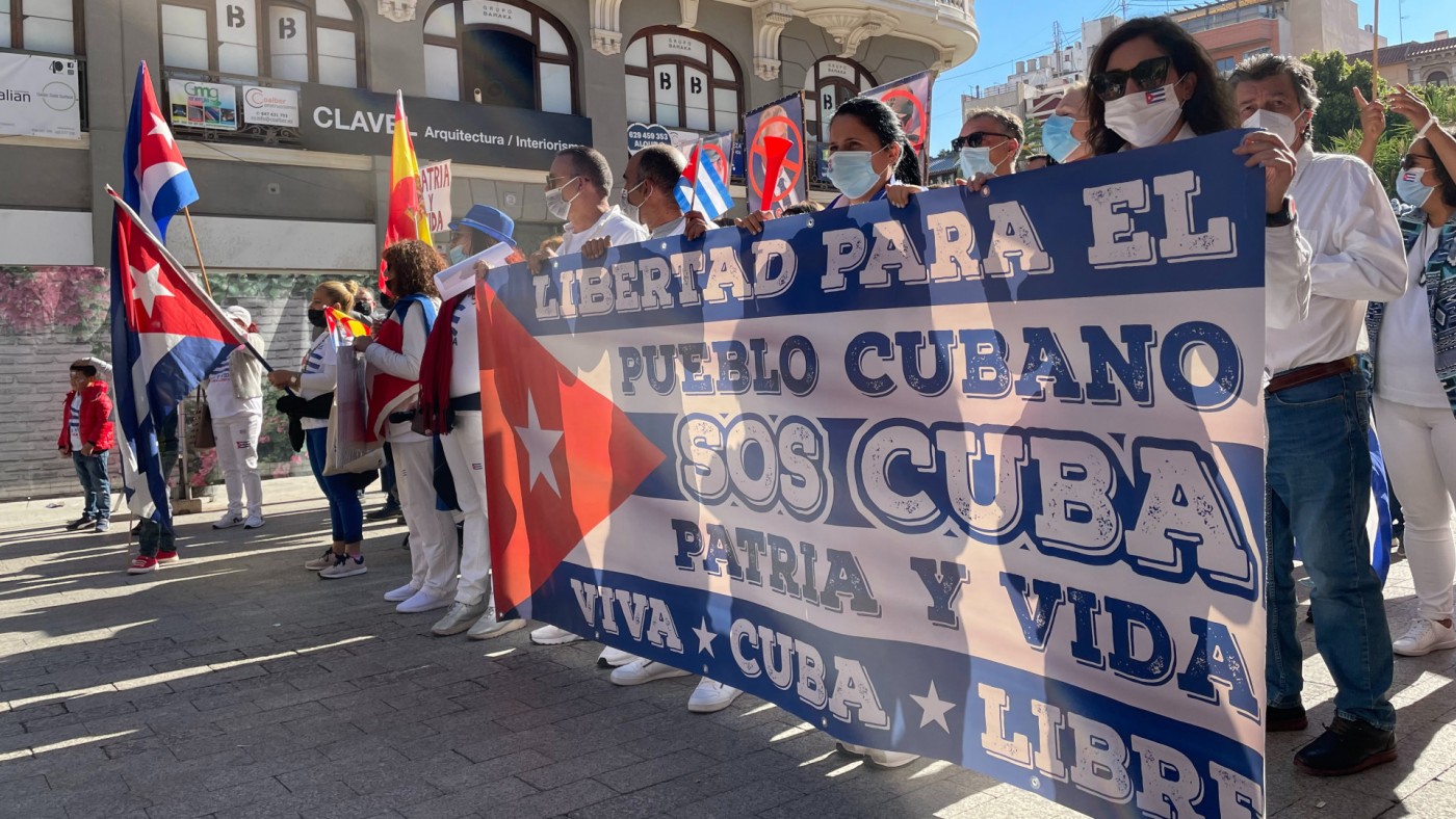 Decenas de cubanos se manifiestan en Murcia pidiendo libertad y derechos democráticos para su país