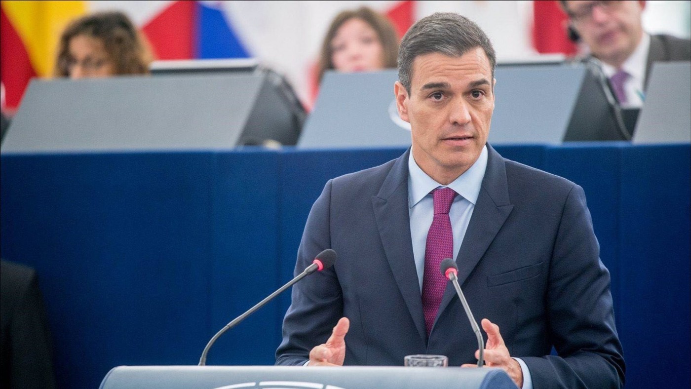 Sánchez pide a Puigdemont transitar por la vía de la negociación y la Constitución