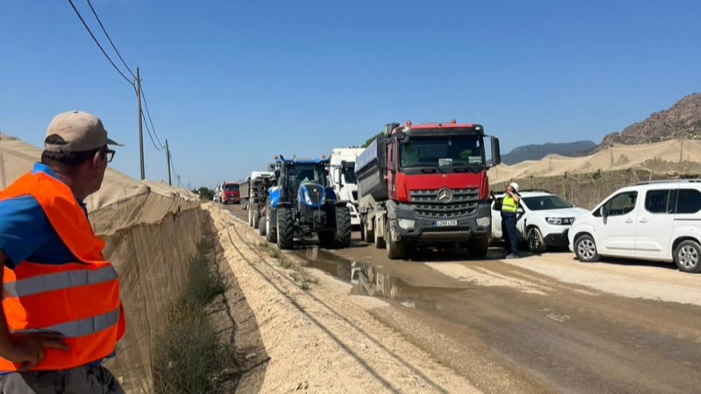 Agricultores de Alhama cortan el camino de la Torre a los camiones que trabajan en las obras del AVE 